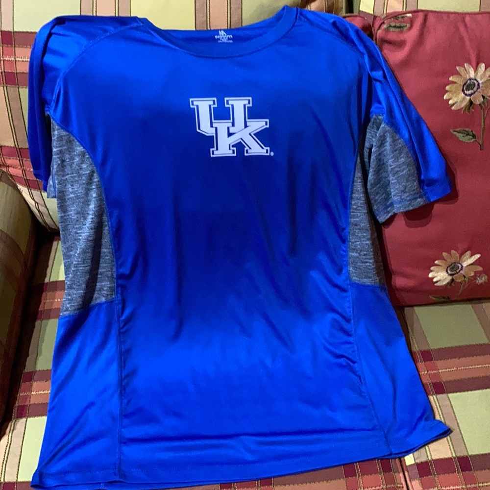 MENS XLARGE UK WILDCATS TSHIRT NEVER WORN SMOKE FREE & PET FREE HOME